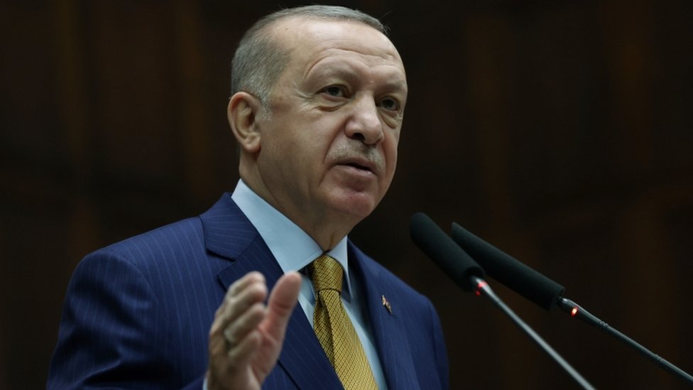 Президент Турции Тайип Эрдоган обращается к членам своей правящей партии AK во время встречи в парламенте в Анкаре, Турция, 23 декабря 2020 г.