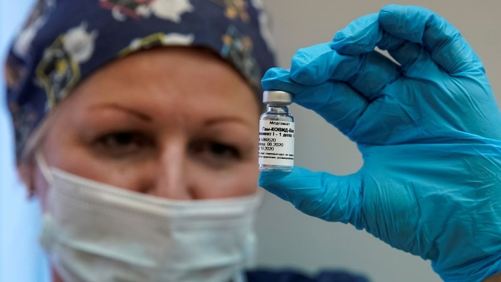 Медсестра держит вакцину "Русский Спутник V"