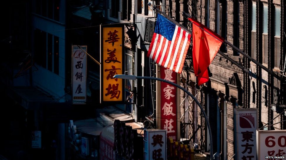 Флаг КНР развевается рядом с флагом США в китайском квартале Манхэттена