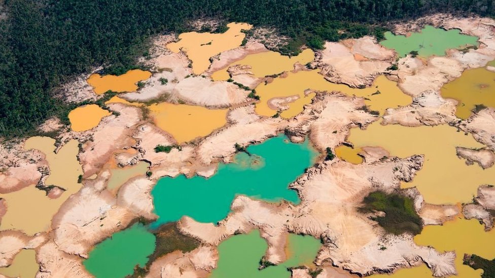 Una vista aérea sobre un área químicamente deforestada de la selva amazónica causada por actividades mineras ilegales en la cuenca del río de la región de Madre de Dios en el sureste de Perú.