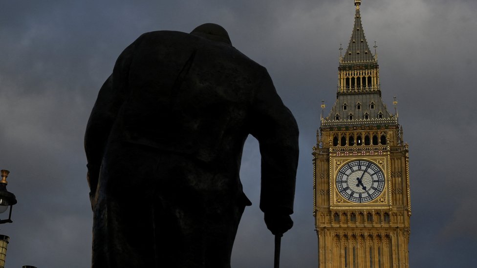 Estatua de Winston Churchill frente al Big Ben en Londres.