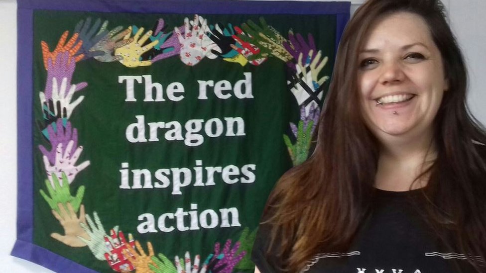 Таша Миддлтон из Sew Swansea помогла создать баннер, вдохновленный дизайнами Greenham Common