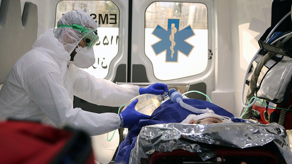 Персонал скорой помощи прибывает с пациентом в больницу в Иране