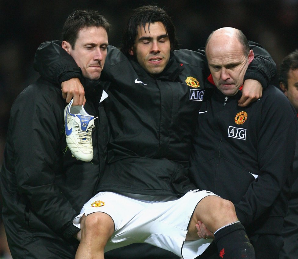 Tévez tuvo diferentes lesiones durante su carrera, pero ninguna como la que le sucedió antes de su debut en el City. Tévez cargado por médicos del Manchester United.