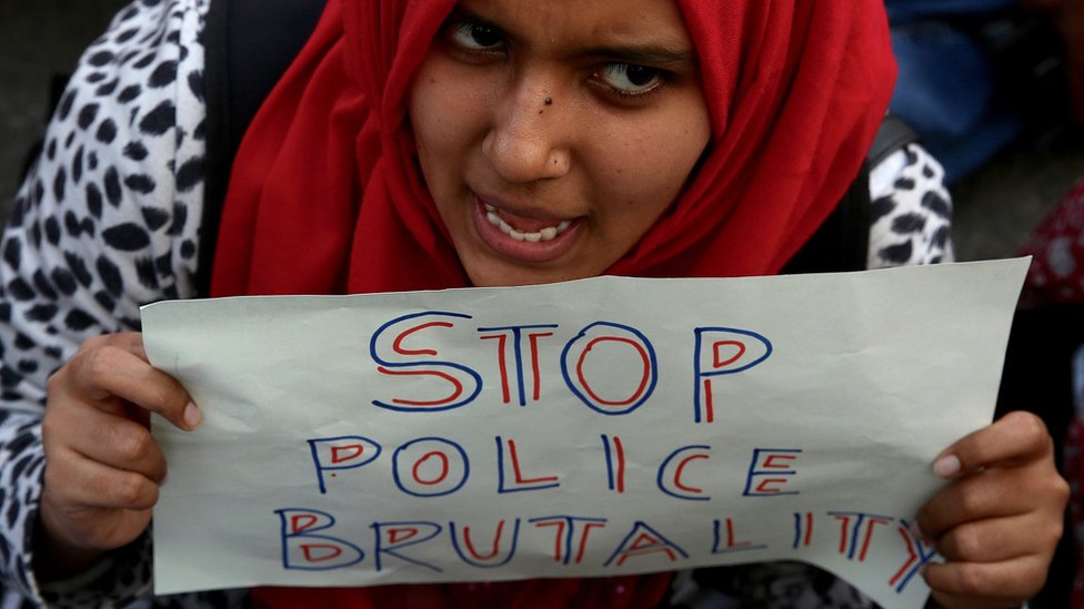 Индийский протестующий держит плакат во время акции протеста в знак солидарности со студентами Университета Джамиа Миллия Исламия и против Закона о поправках к гражданству (CAB) и Национального реестра граждан (NRC) в Бангалоре, Индия,