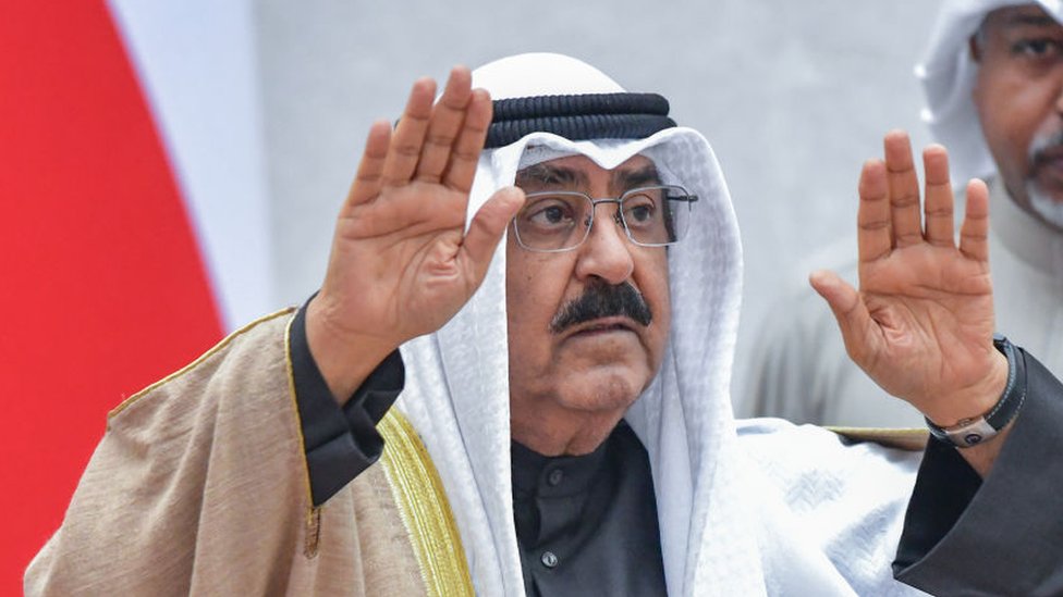 أعلن أمير الكويت حل مجلس الأمة ووقف العمل ببعض مواد الدستور لمدة لا تزيد عن أربع سنوات