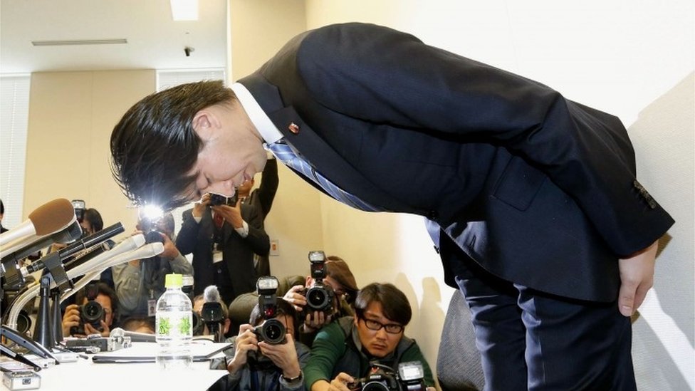 Кенсуке Миядзаки поклонился на своей пресс-конференции в Токио (12 февраля 2016 г.)
