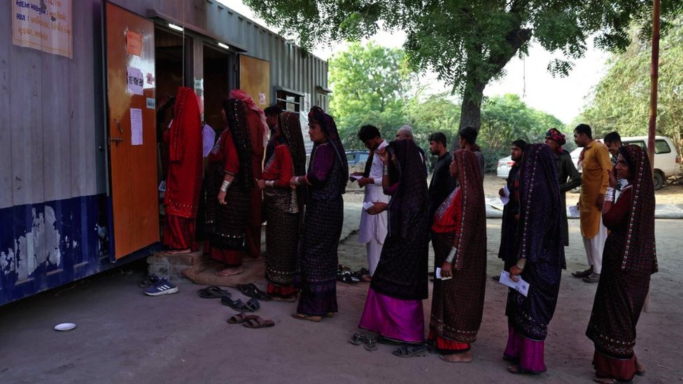 5月7日，在印度西部古吉拉特邦的阿利亞貝特島，印度大選第三階段期間，來自賈特社區的人們在集裝箱內設立的投票站排隊投票。