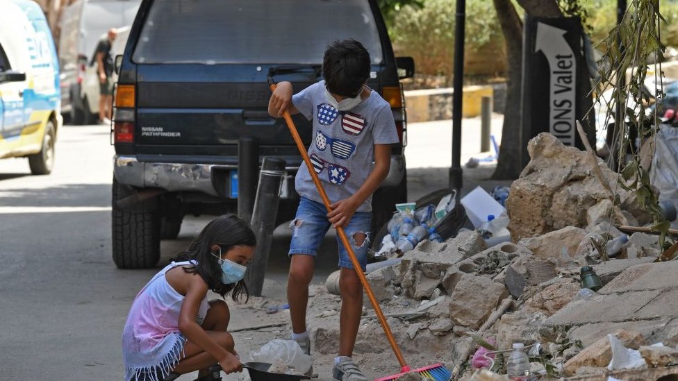 يساعدان في تنظيف حيّ الجميزة المتضرر من التفجير