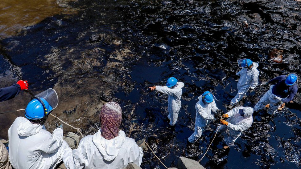 Trabajadores limpian un derrame de petróleo en las costas de Perú