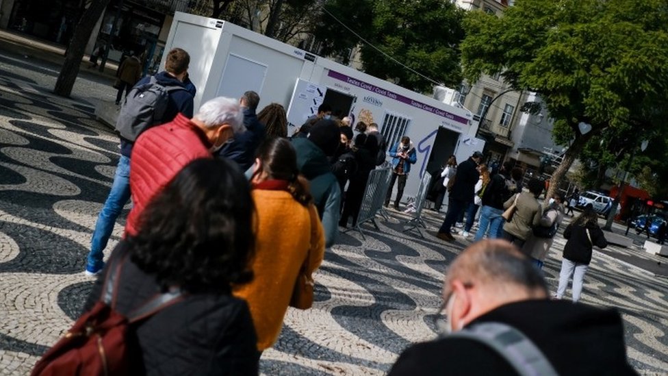 Gente en la fila para hacerse un test en Lisboa.
