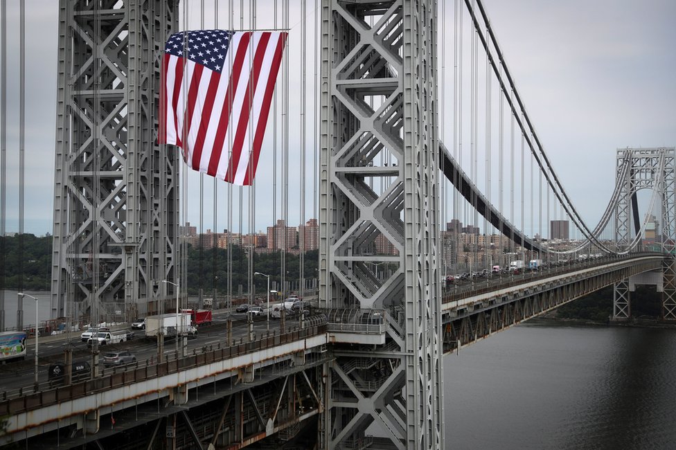 علم أمريكي عملاق يرفرف فوق جسر