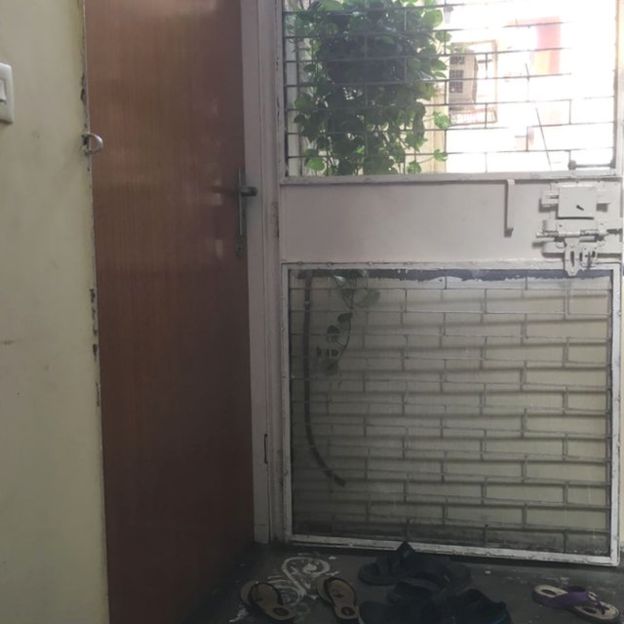 Kerabat sejak pagi hari datang untuk menghibur orang tua Bhavya Suneja.