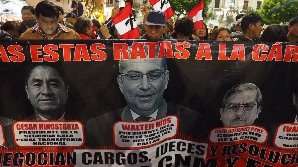 Pancarta en una protesta contra la corrupción en Lima.