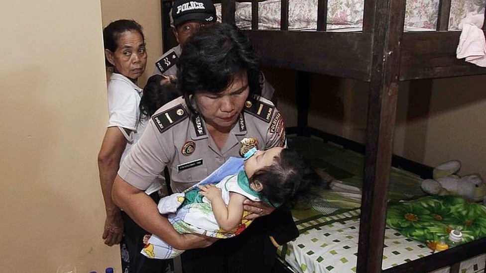 Una policía indonesia en una redada en un orfanato cerca de Jakarta en 2014.