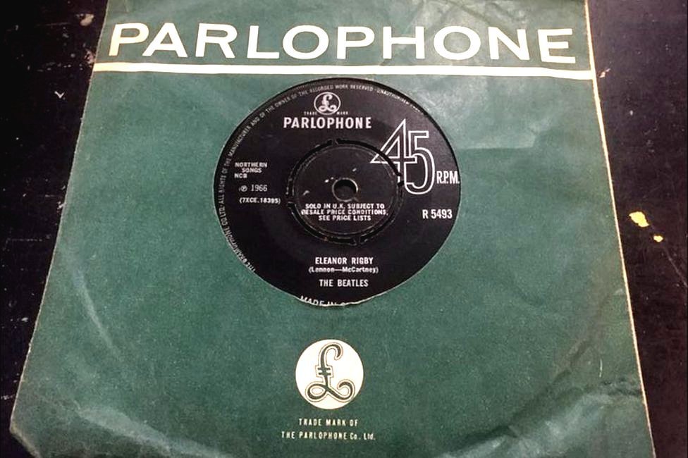 El single "Eleanor Rigby" de los Beatles