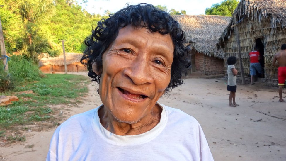 Karapiru sorri para câmera em uma aldeia de seu povo no Maranhão