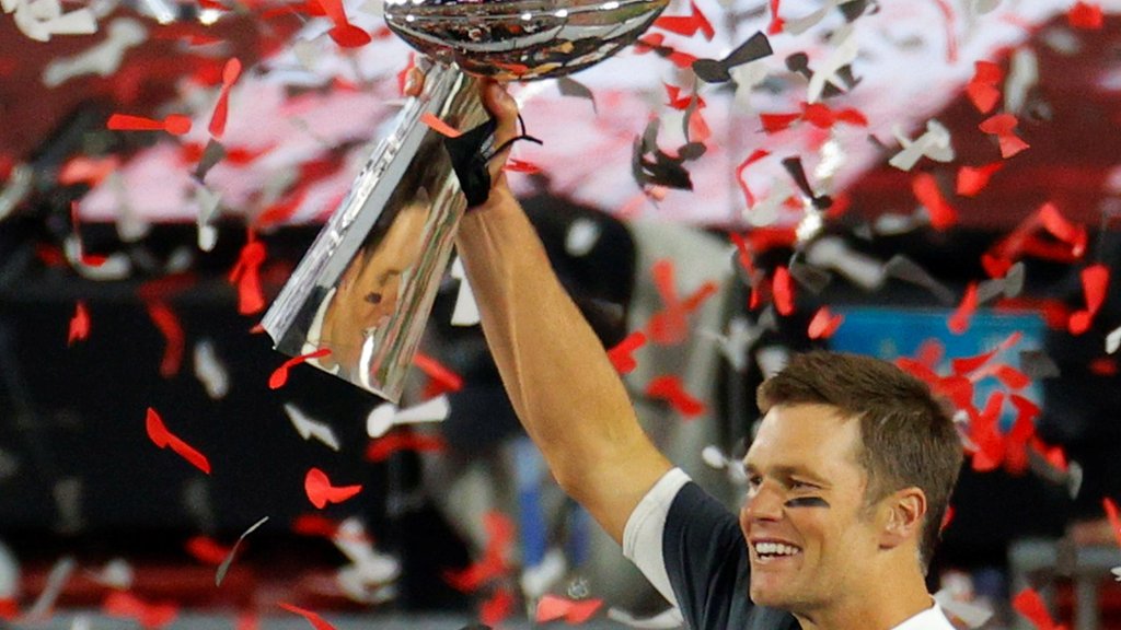 Tom Brady alza la copa de ganadores