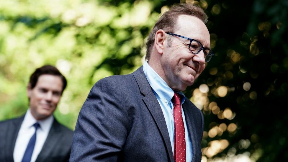 Kevin Spejsi i seksualno zlostavljanje: Glumac se rasplakao kada je oslobođen optužbi 8 Kevin Spacey walking into court