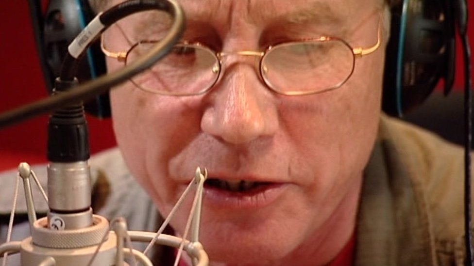 Según los testigos, Tony Wadsworth se quedaba vigilando mientras su esposa tenía sexo con los menores. Tony Wadsworth