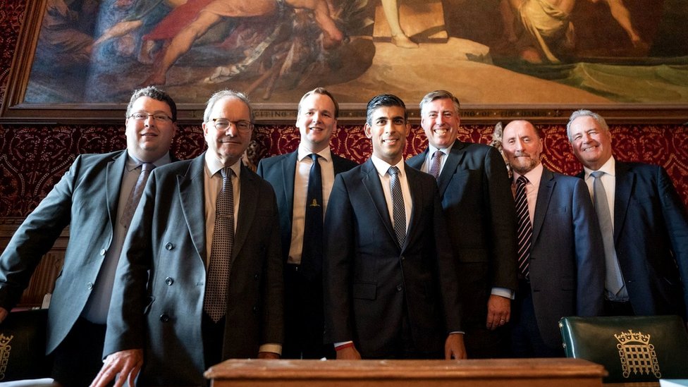 Rishi Sunak (tengah) bertemu dengan anggota komite Partai Konservatif di Parlemen Inggris, London