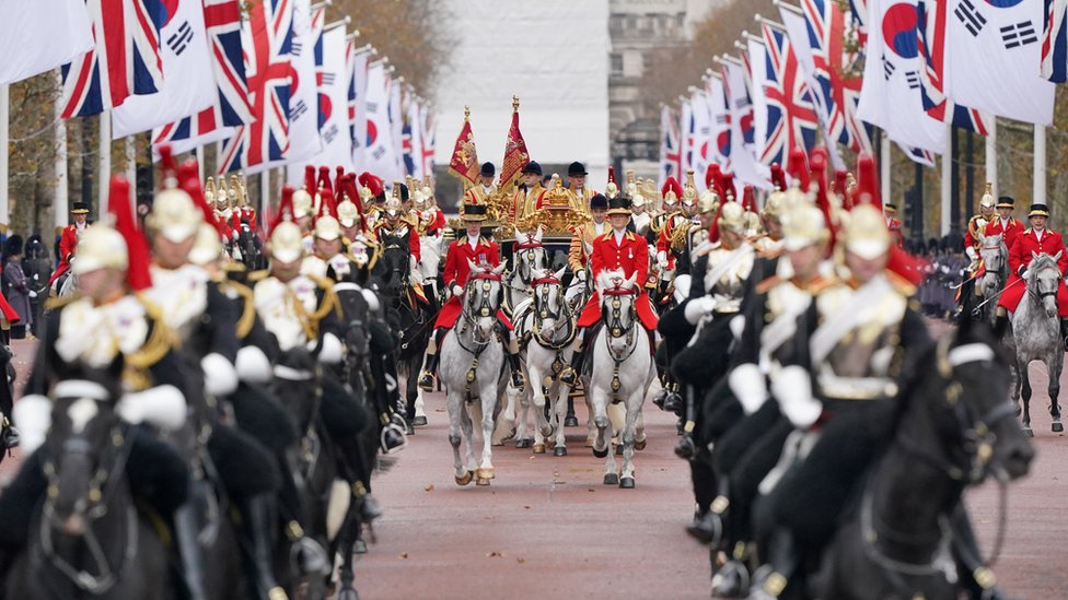 韓國代表團在英國皇家騎兵衛隊閲兵場受到了隆重的歡迎，隨後總統伉儷一同坐上馬車在倫敦林蔭道上進行了一段巡遊。