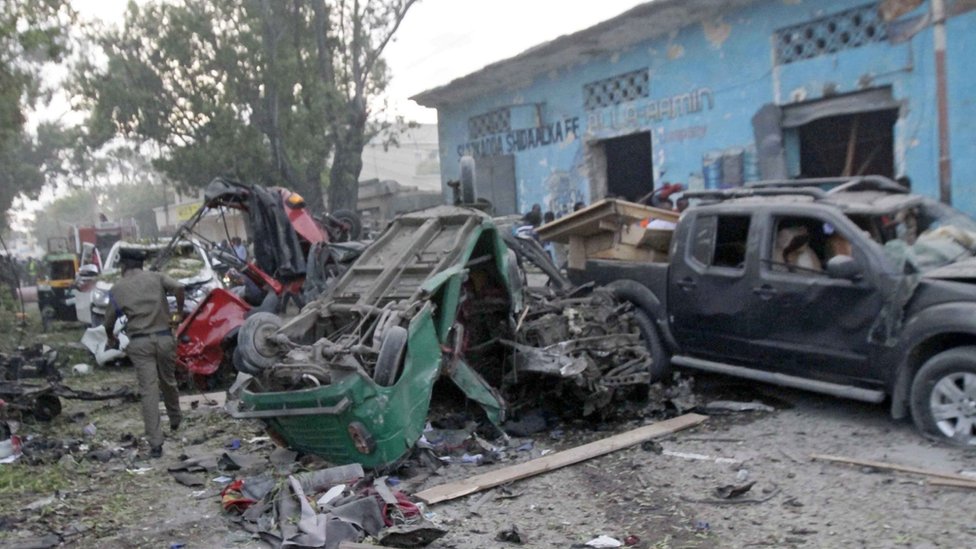 El grupo islamista al Shabab se atribuyó el ataque del sábado. Ataque con bomba en Mogadiscio, Somalia.