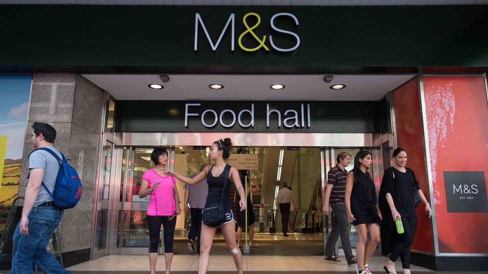 Покупатели в фуд-холле M&S