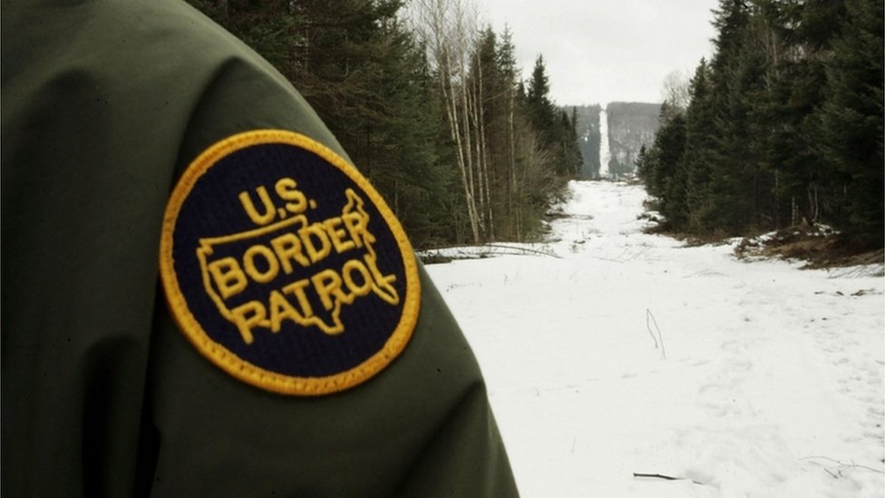 Un guardia de Estados Unidos vigila la frontera canadiense cerca de Beecher Falls, Vermont.