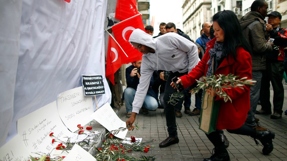 Люди оставляют оливковые ветви на месте взрыва в Стамбуле, 20 марта 2016 года.