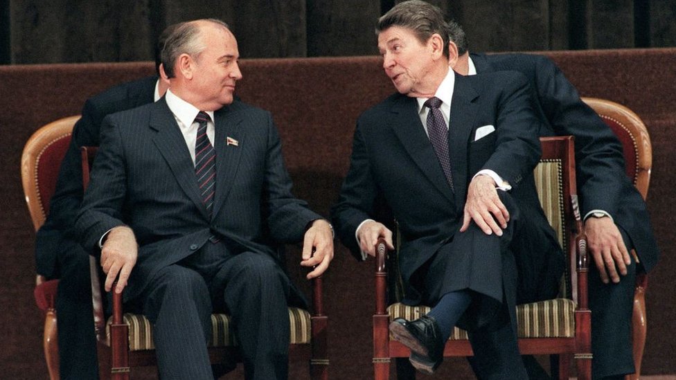 Mijaíl Gorbachov junto al presidente estadounidense Ronald Reagan en Génova en 1985 cuando retomaron las relaciones diplomáticas de ambas potencias.