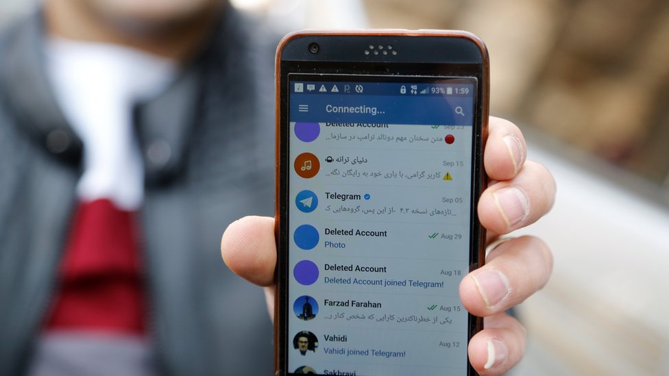 El gobierno iraní ha estado bloqueando aplicaciones como Telegram, usada por los manifestantes para organizar las protestas. Celular en Irán