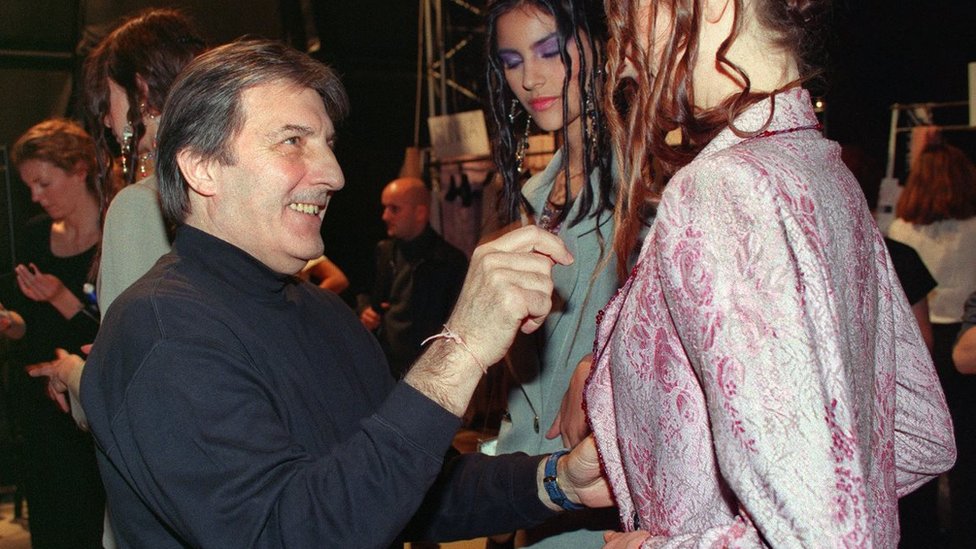 На этой фотографии из файла, сделанной 18 января 1999 года, французский дизайнер Эмануэль Унгаро проверяет платье на модели перед его выпуском коллекции Haute Couture Весна / Лето 1999 года в Париже