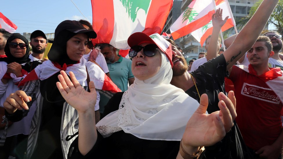 Демонстранты принимают участие в антиправительственной акции протеста в южном городе Тир, Ливан, 21 октября 2019 г.