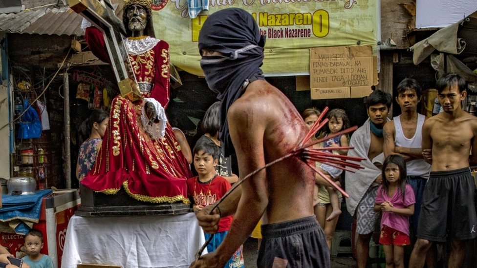 Un flagelante en Manila, Filipinas, azota su espalda como penitencia, desafiando las órdenes del gobierno de evitar las ceremonias religiosas - 10 de abril