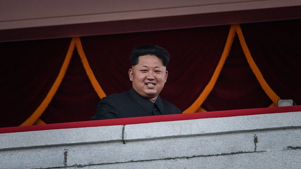Лидер Северной Кореи Ким Чен Ын смотрит в сторону площади Ким Ир Сена во время массового военного парада в Пхеньяне