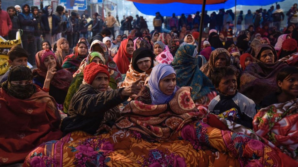 Протестующие женщины вместе со своими детьми участвуют в сидячей забастовке против Национального реестра граждан (NRC) и недавно приняли Закон о гражданстве (CAA) в Шахин Баг