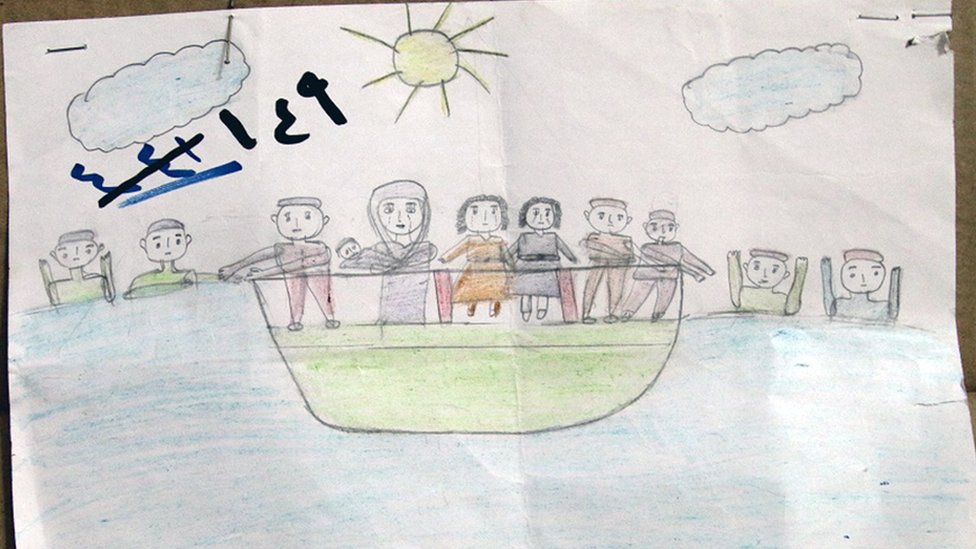 Un dibujo de un niño refugiado sirio muestra una embarcación en el mar con un grupo de personas a bordo y otros en el agua alrededor.