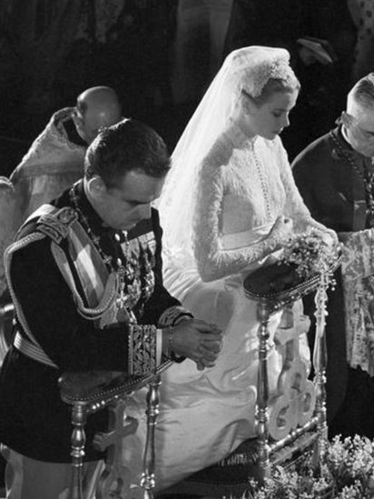 La actriz Grace Kelly, un ícono de la moda en Hollywood, se casó en 1956 con el príncipe Rainiero, de Mónaco. Foto: Corbis. Grace Kelly y Rainiero. Foto: Corbis.