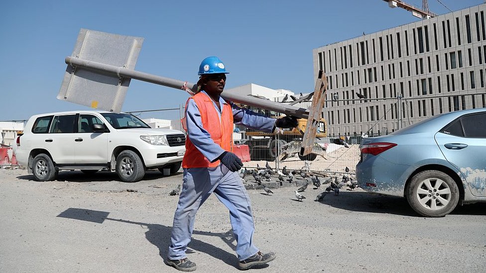 Trabajador de la construcción en Qatar.