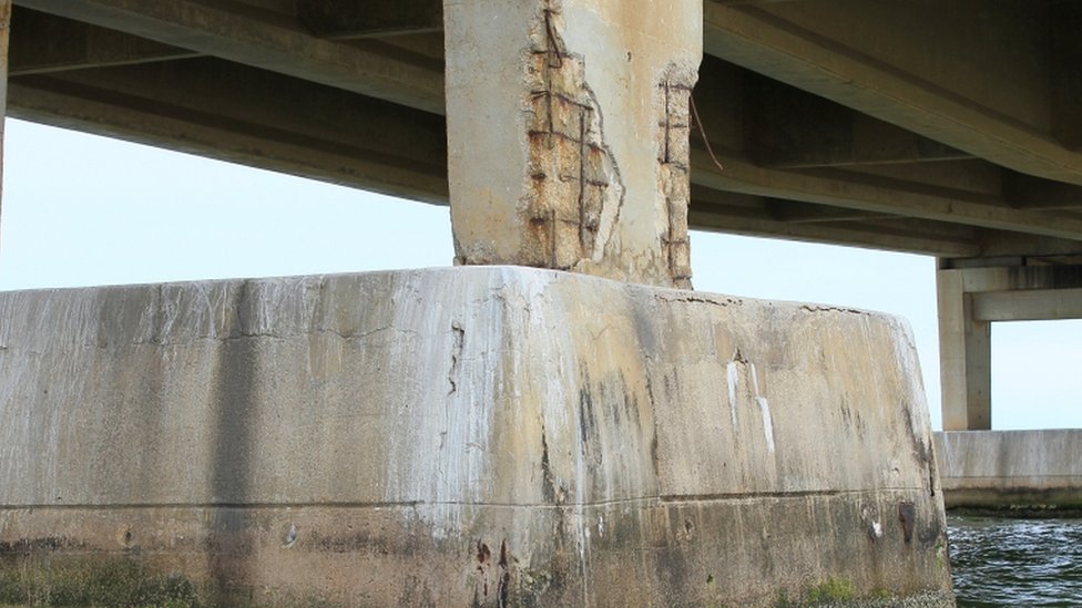 El puente está expuesto a altas concentraciones de nitrógeno, amoníaco, el salitre del mar, cambios extremos de temperatura y agentes erosivos por cuenta del viento tropical. Columna puente Rafael Urdaneta.