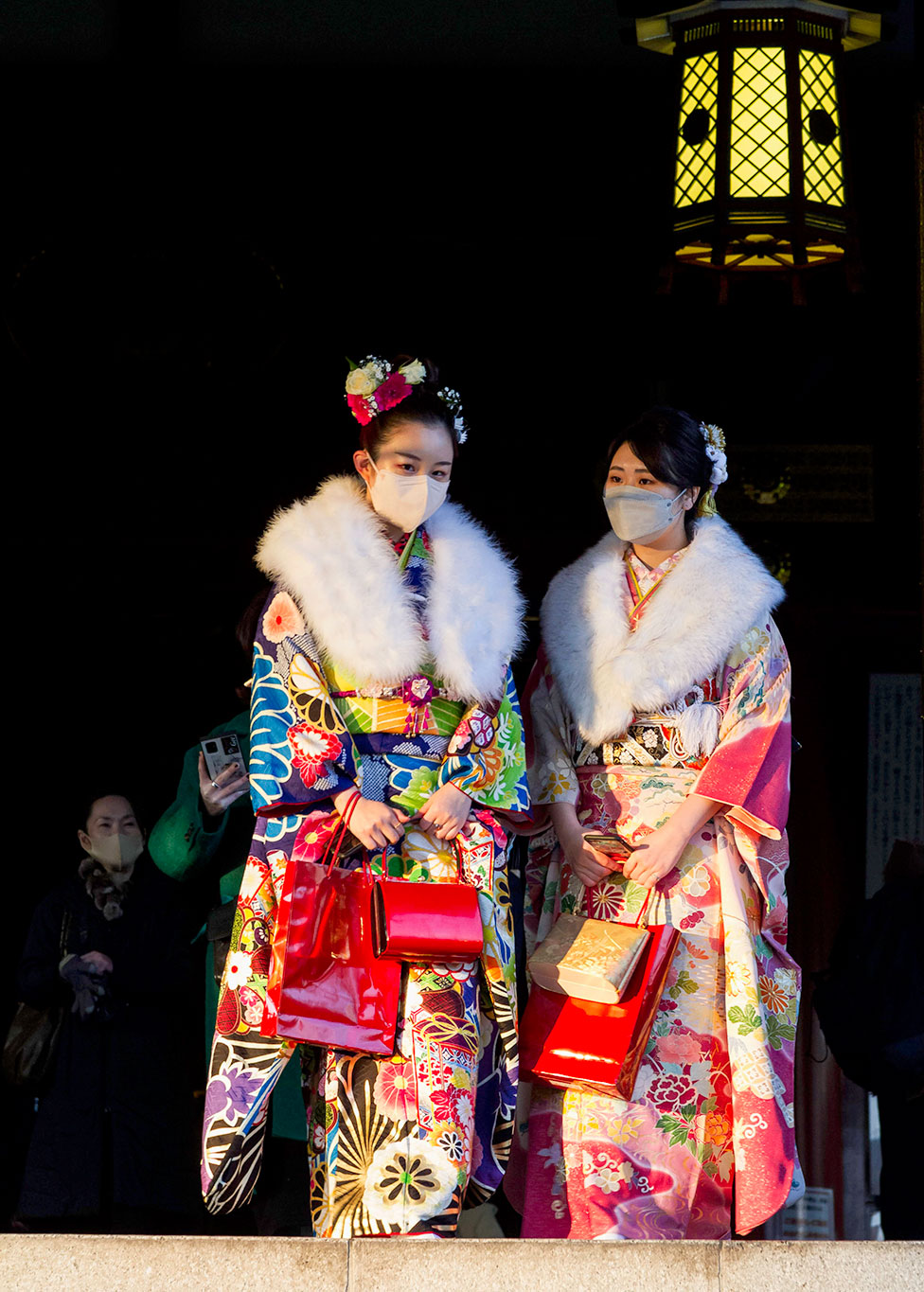امرأتان أثناء زيارة لمعبد "سنسو جي" في العاصمة اليابانية طوكيو. في عيد البلوغ يجري الاحتفاء بمن يصلون سن البلوغ القانوني بشعائر خاصة.