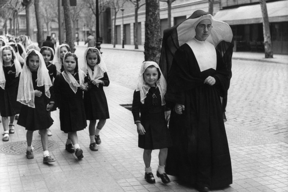 Niñas en Barcelona durante el franquismo