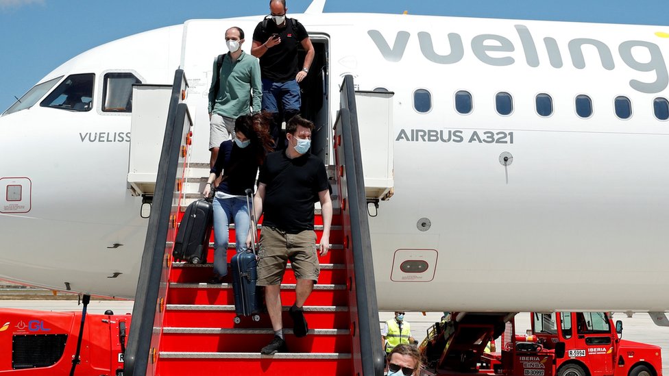 Пассажиры выходят из самолета на Балеарских островах