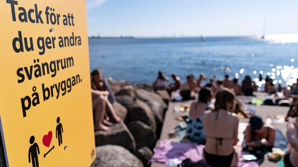 Волна тепла в Мальмё: информационный знак просит людей сохранять дистанцию ??из-за пандемии короны