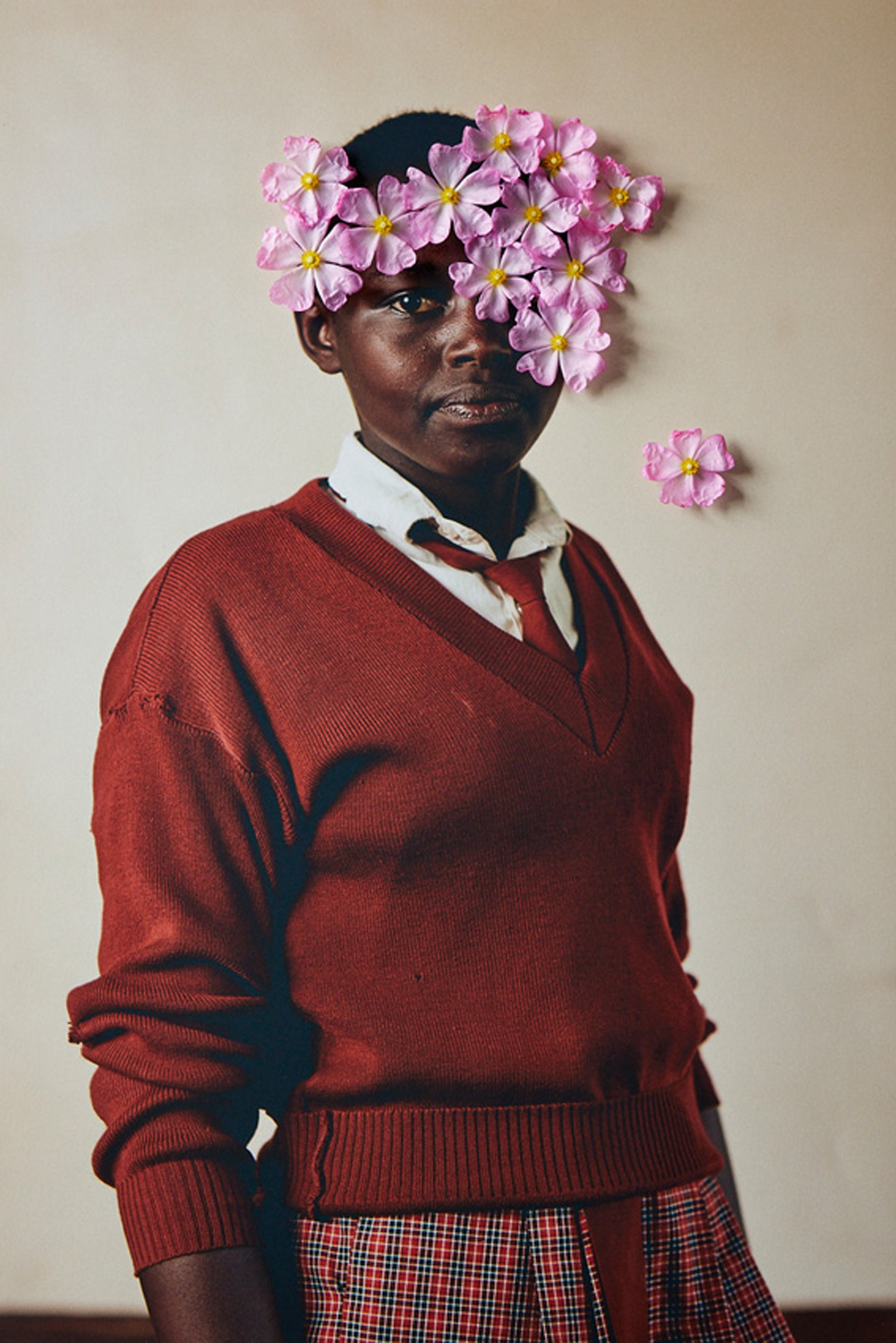 Un retrato de una niña keniana con flores aplicadas a la fotografía.