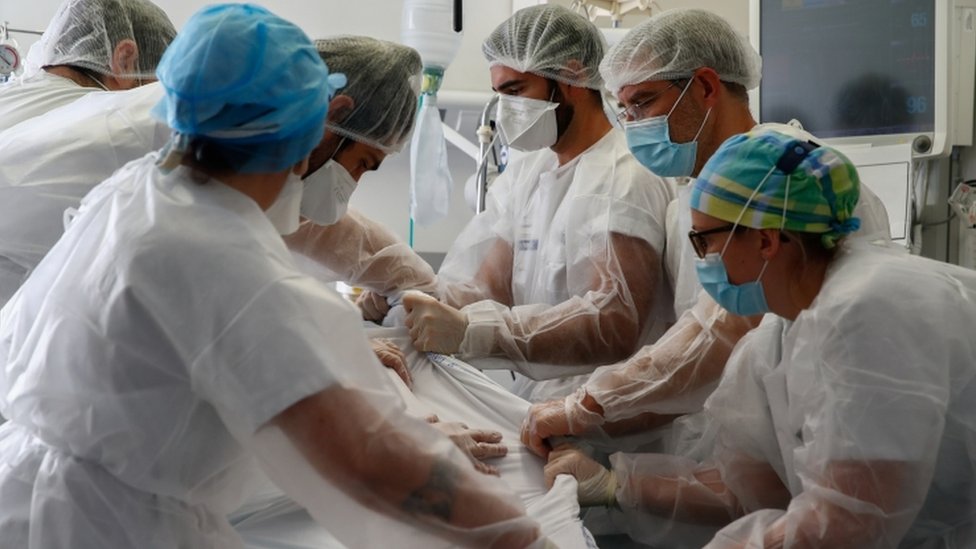 Медицинские работники лечат пациента, страдающего коронавирусной болезнью, в больнице во Франции
