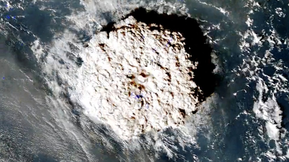 Explosión del volcán submarino vista desde el aire