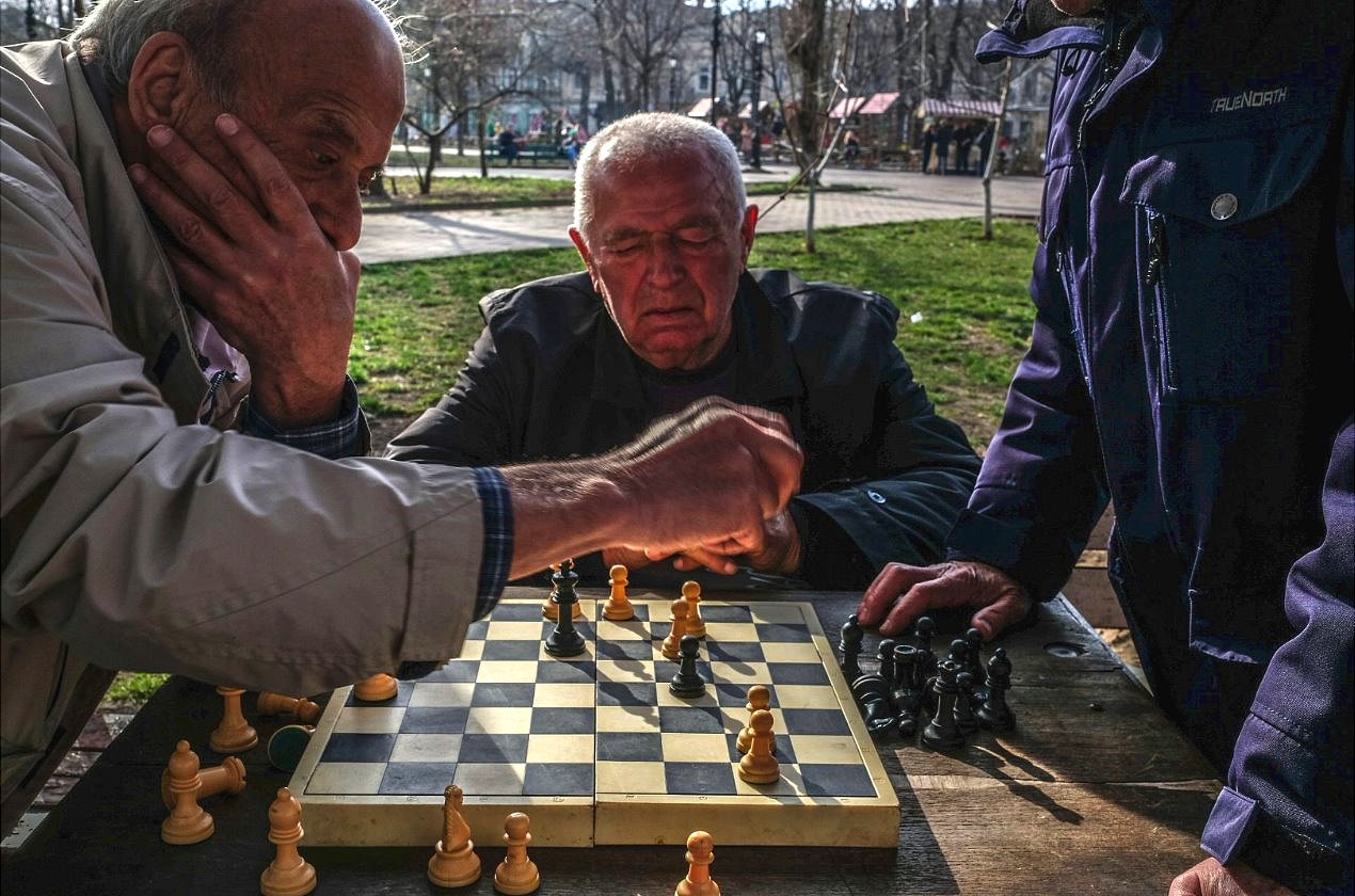 Stariji ljudi igraju šah u Odesi, Ukrajina 31. mart 2022.