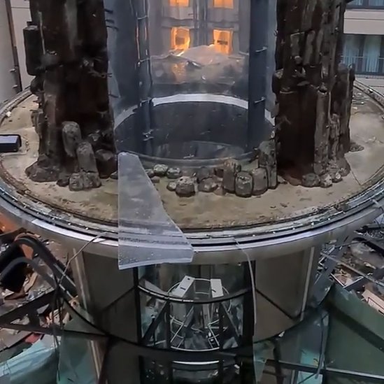Berlin: Eksplodirao veliki hotelski akvarijum, milion litara vode i 1.500 riba završilo na ulici 3 akvarijum, eksplozija